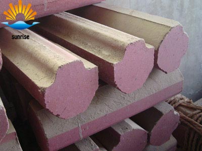 Use of refractory materials in glass melting furnaces